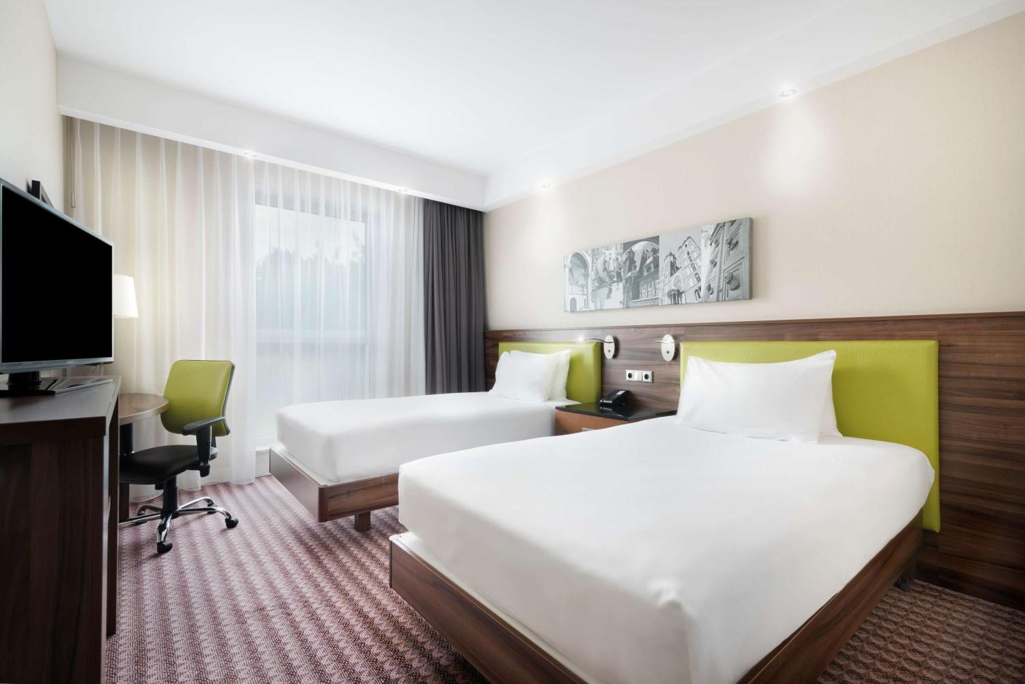 Hotel Hampton By Hilton Cracovia Esterno foto